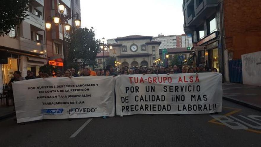 La plantillla de TUA sale a la calle para exigir a la empresa que respete a sus trabajadores: "No descartamos endurecer la movilzaciones", asegura el comité de empresa