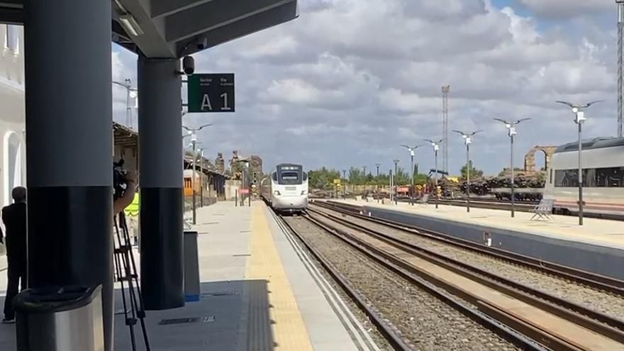 La realidad del transporte público en Extremadura: la UCE constata que se llega antes a cualquier destino en coche que en bus o tren