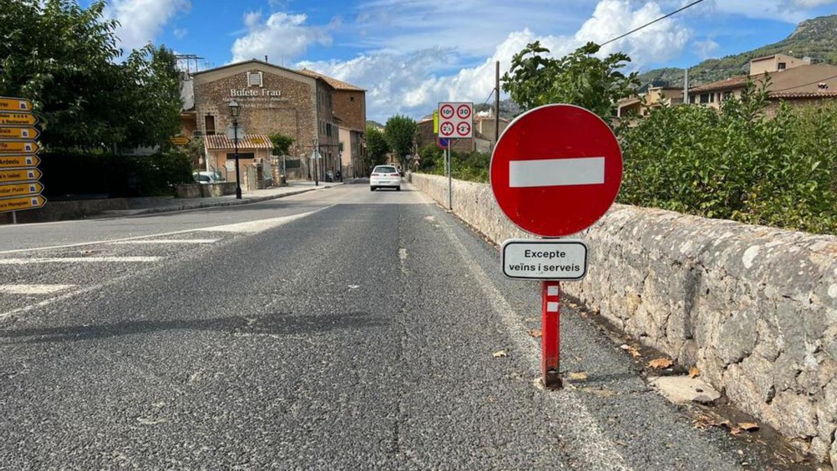 Señal de prohibición instalada en la calle Isabel II. | JOAN MORA