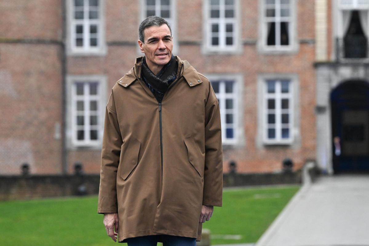 El presidente del Gobierno, Pedro Sánchez, a su llegada al retiro de líderes de la UE convocado por el presidente del Consejo, António Costa.