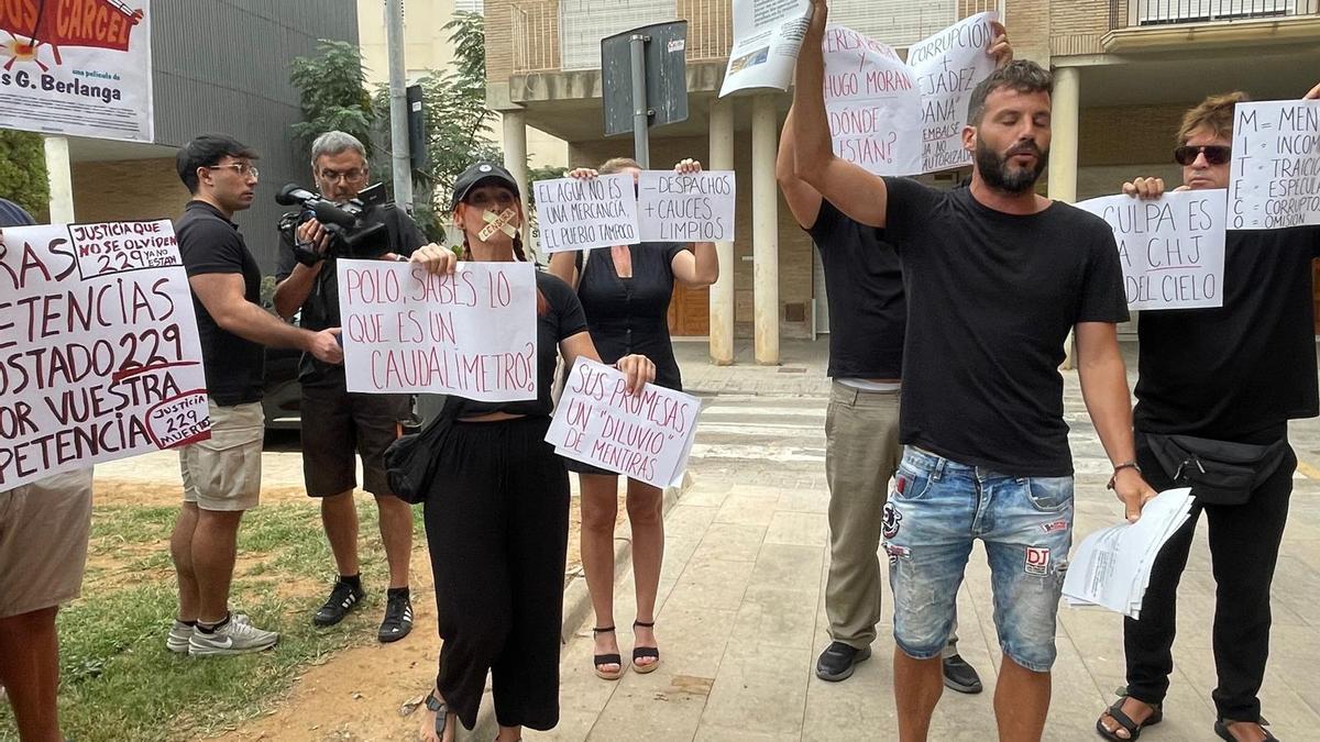 Manifestantes contra la instrucción que realiza la jueza de la dana, el 19 de septiembre, entre los que está la persona readmitida en la causa.