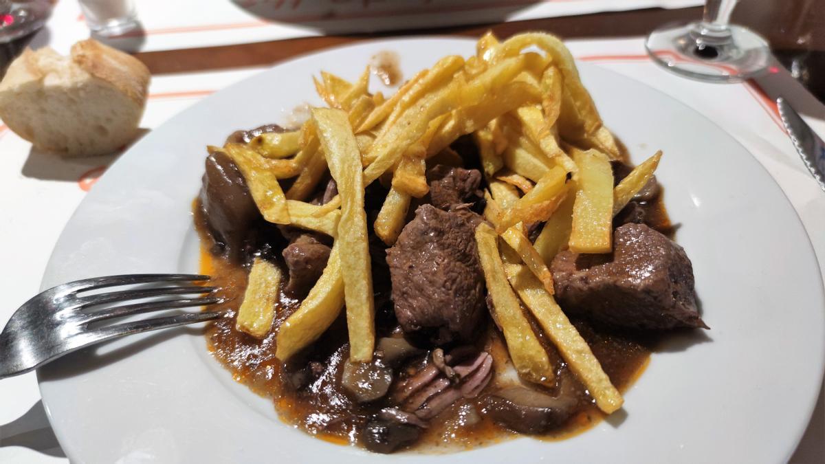 Carne magra con salsa de champiñones y patatas fritas del restaurante El Racó de Llúria.