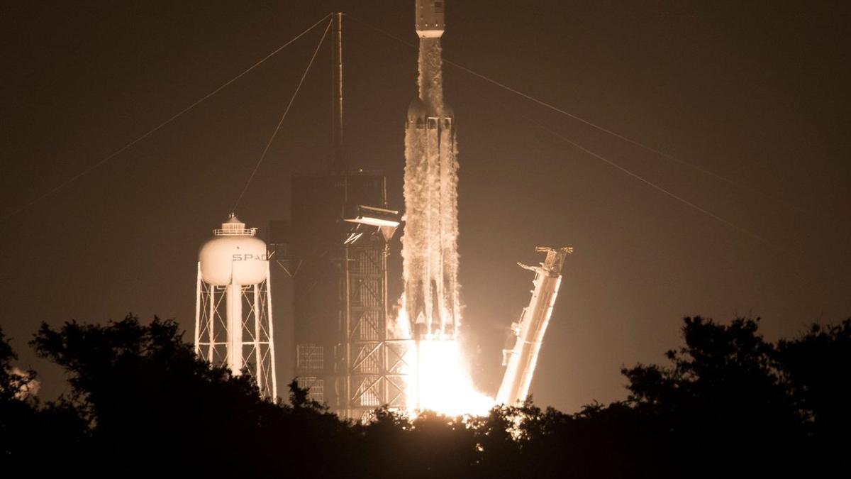 Lanzamiento del cohete Falcon Heavy, con 24 satélites a bordo, este 25 de junio en Florida.