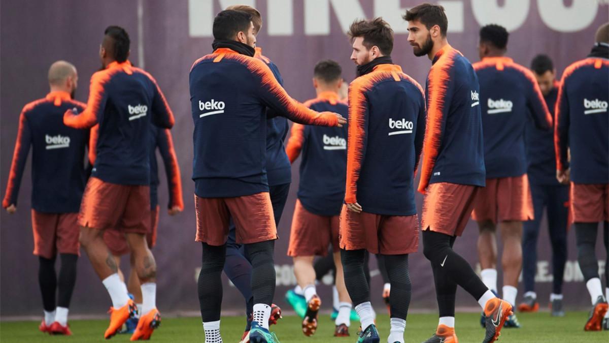 La plantilla del FC Barcelona durante un entrenamiento en la Ciudad Deportiva