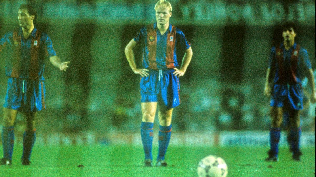 Koeman espera para chutar un penalti frente a la Real Sociedad en la Liga 91-92.