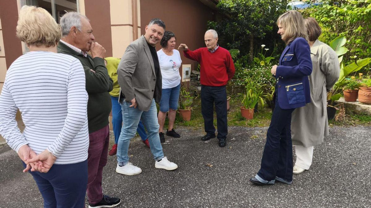 Manu Lourenzo con la diputada Nava Castro en una reciente visita a la zona de Val Sobral.