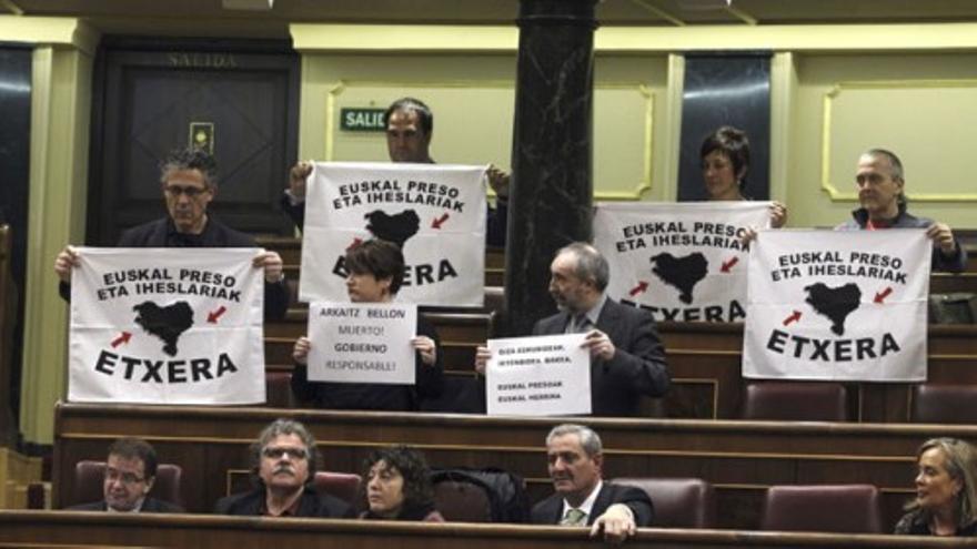 Amaiur exhibe carteles a favor del acercamiento de presos de ETA