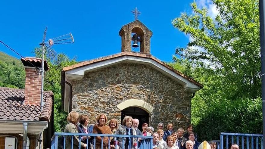 El Arzobispo consagra el nuevo altar de la capilla de San Miguel de Nembra (levantada por los vecinos hace un siglo)