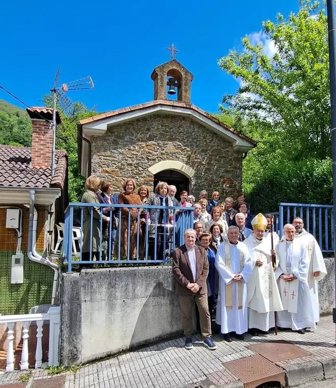 El Arzobispo consagra el nuevo altar de la capilla de San Miguel de Nembra (levantada por los vecinos hace un siglo)