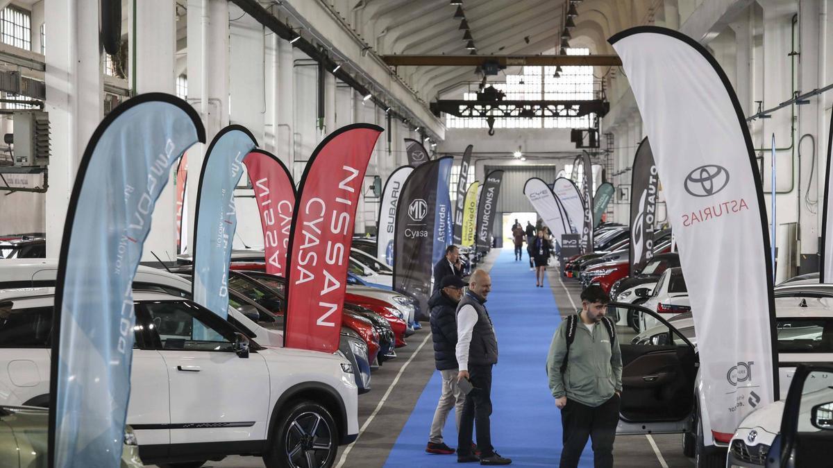 Ambiente en la inauguración de la Feria del Automóvil "Ciudad de Oviedo"