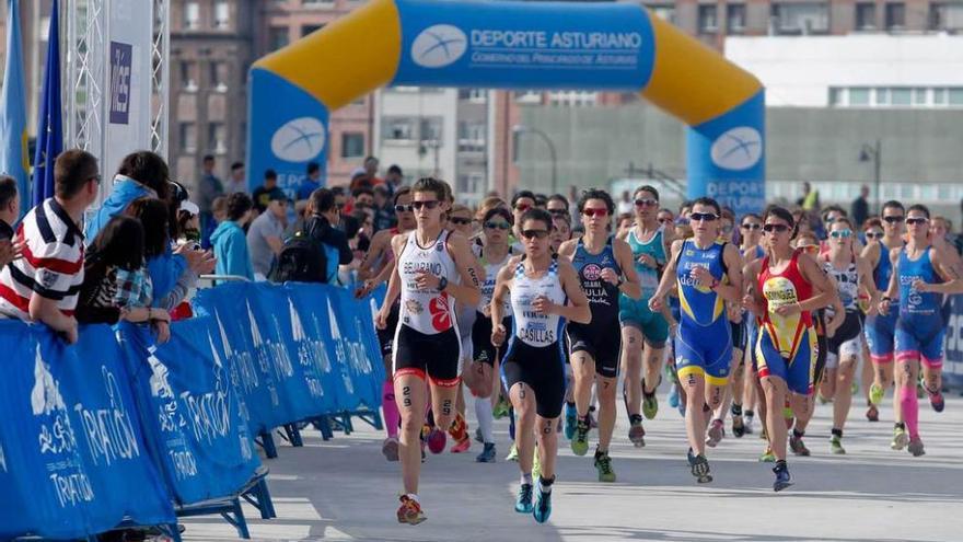 Participantes en el Campeonato de España individual de duatlón celebrado el pasado año en Avilés.