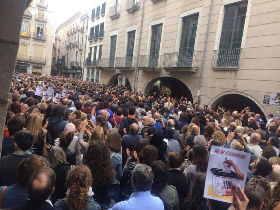 Concentració de rebuig de les actuacions policials de l'1-O a la plaça del Vi