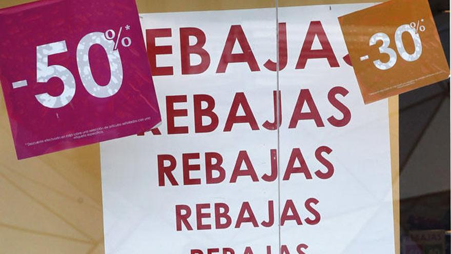 Un comercio anuncia sus rebajas.