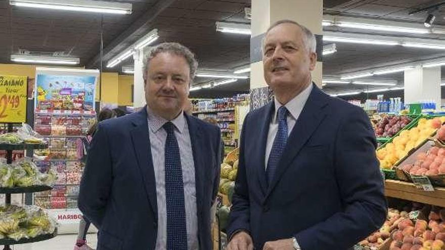 Carlos González y José Luis Fernández, en el supermercado. // E.S.
