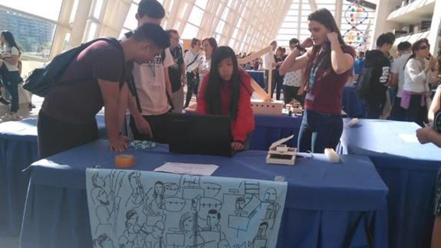 Júlia, ante el ordenador, y Priscila, en la Fira de Tecnologia.