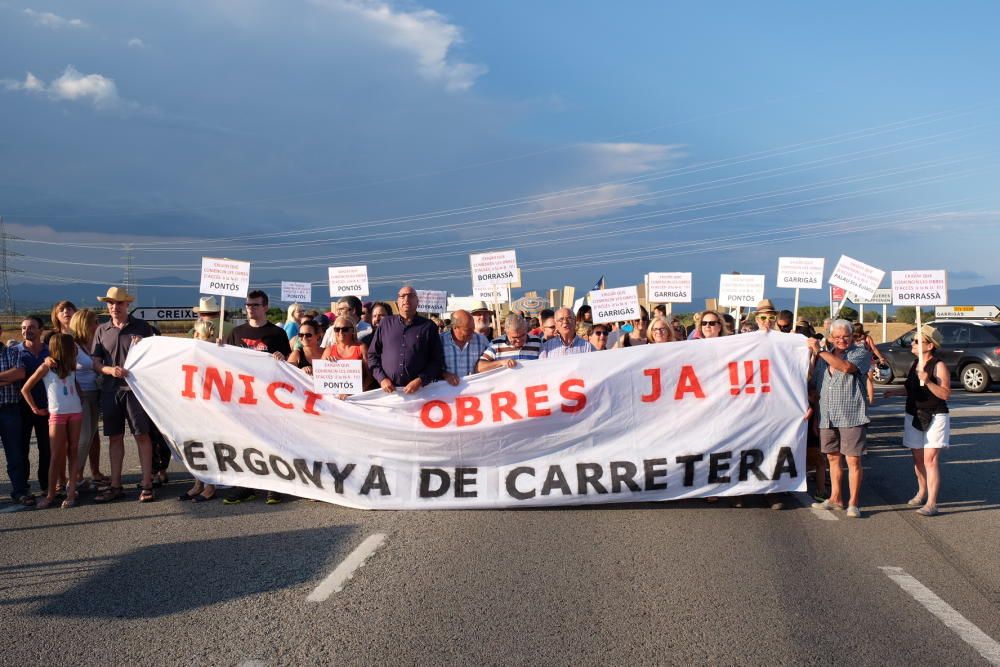 Més de dues-centes persones tallen la N-II