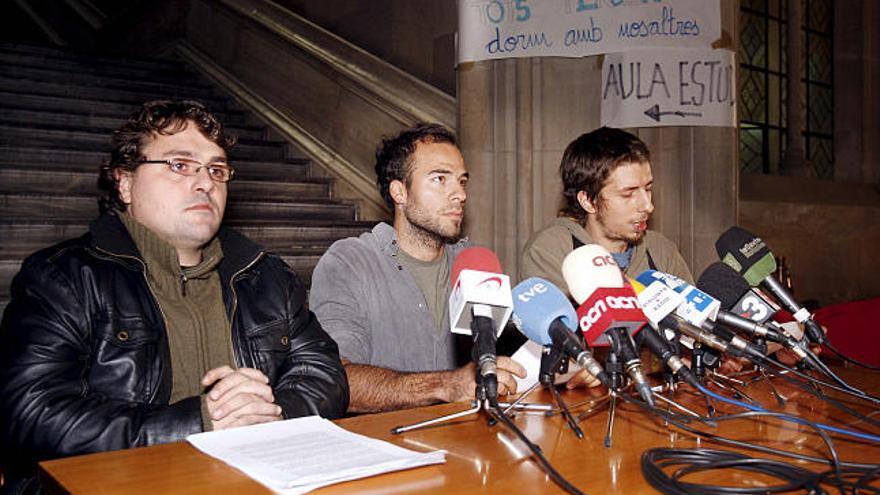 Varios de los estudiantes de la Universidad de Barcelona encerrados en el rectorado desde el pasado jueves en protesta contra el plan de Bolonia, durante la rueda de prensa que ofrecieron hoy.