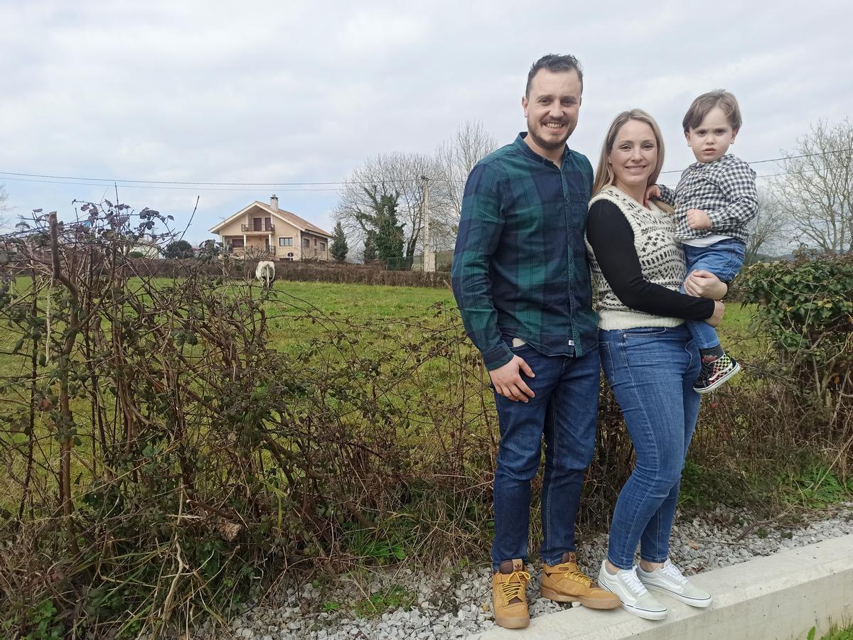 Ramón Aser, Iciar Álvarez y Aser Pérez-Lozano en su casa de Ables.