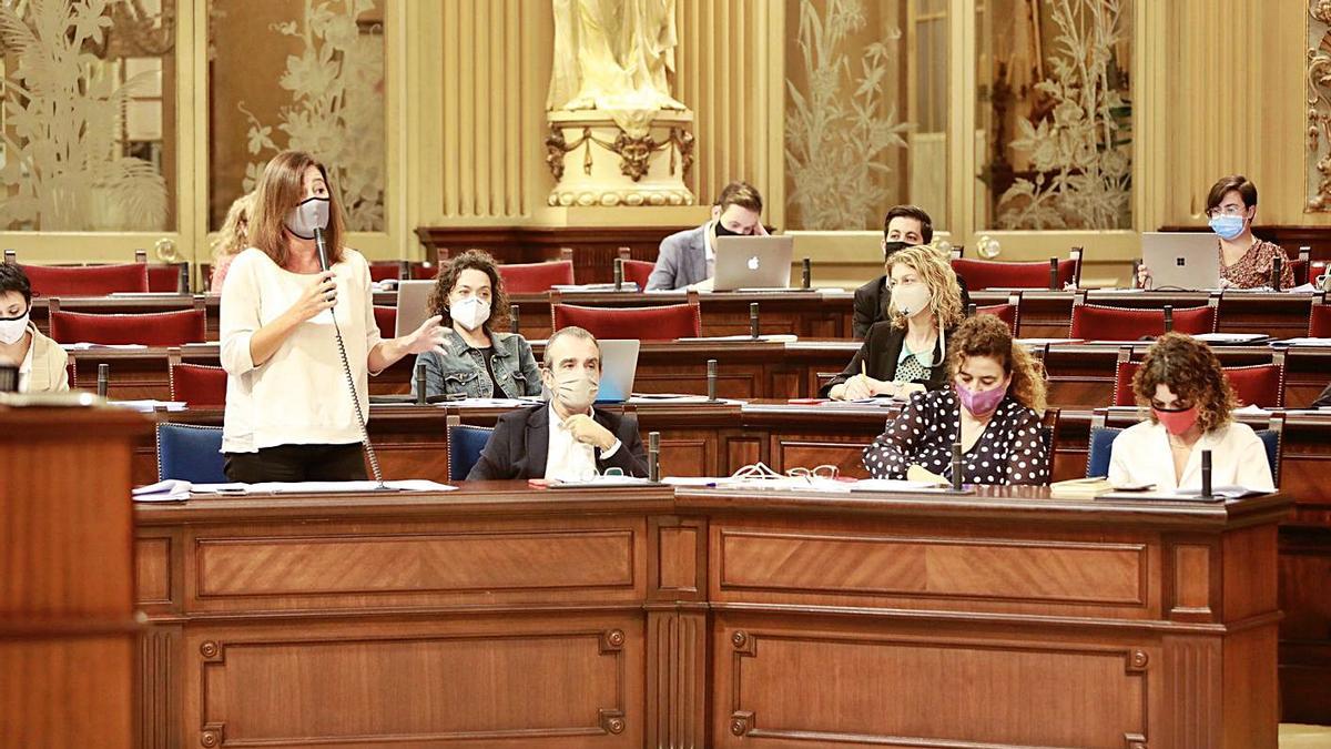 Francina Armengol ayer en el pleno del Parlament contestando a Biel Company.