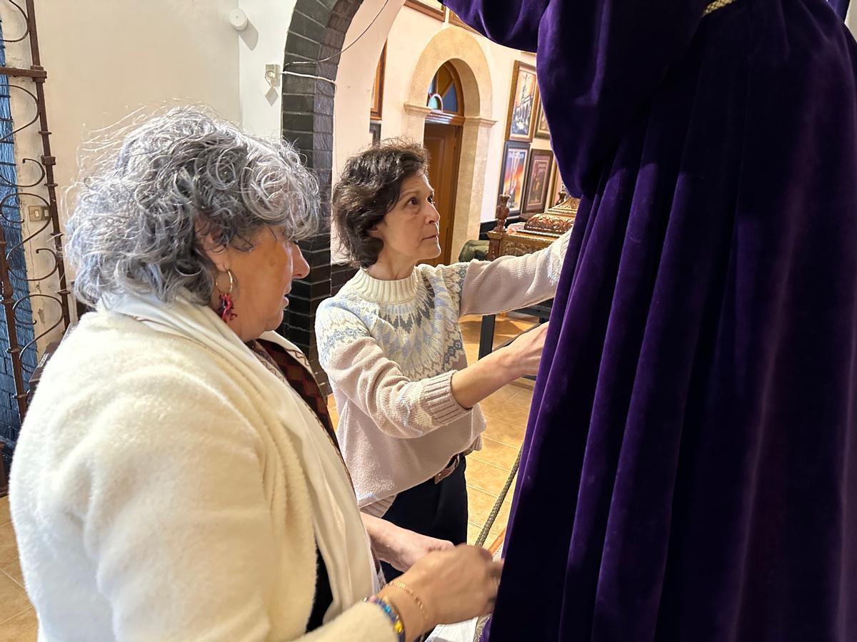 Paz Paredano y Lidia Rodríguez observan uno de los mantos del Nazareno.