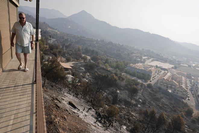 Los vecinos de seis pueblos de Castellón regresan a casa al mejorar el incendio de la Vall d’Uixó