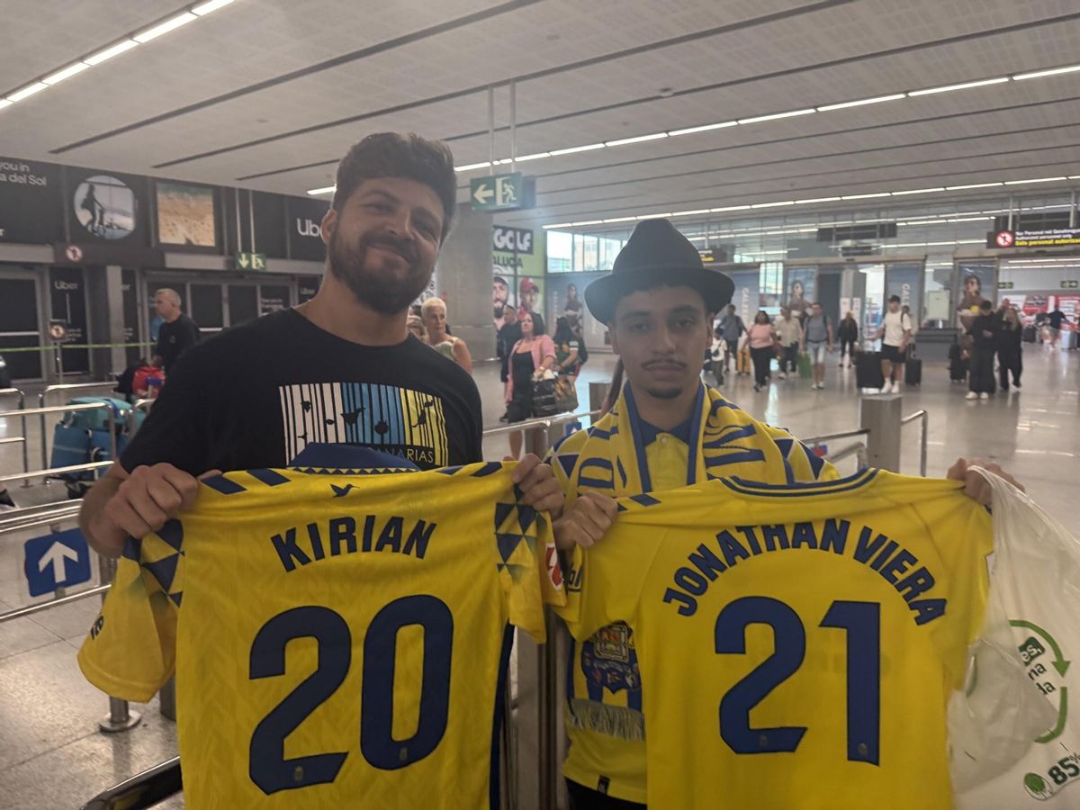 Carlos Díaz y Julio Manuel, esta mañana, en el Aeropuerto de Málaga.