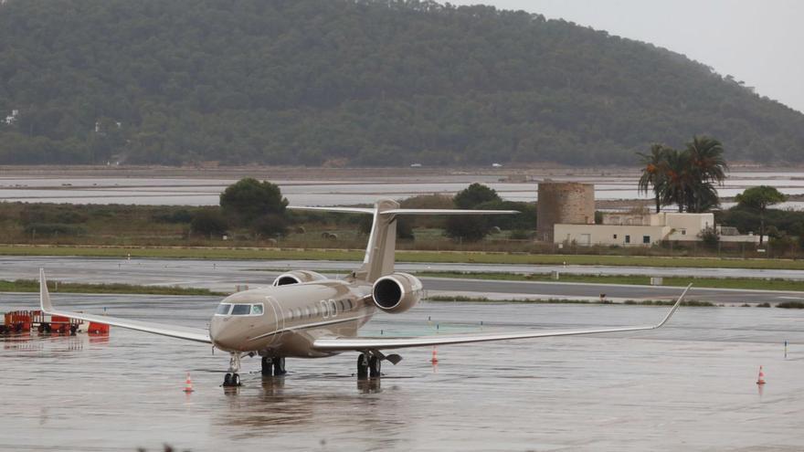 Un ‘jet’ estacionado en la plataforma del aeropuerto ibicenco, en una imagen de archivo. | J.A.RIERA.