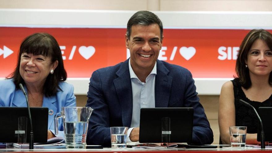 Cristina Narbona, Pedro Sánchez y Adriana Lastra.