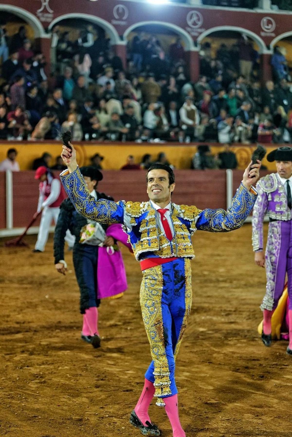 Emilio de Justo pasea dos orejas en Tlaxcala.