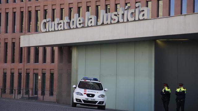 Mossos vigilan la Ciutat de la Justícia.