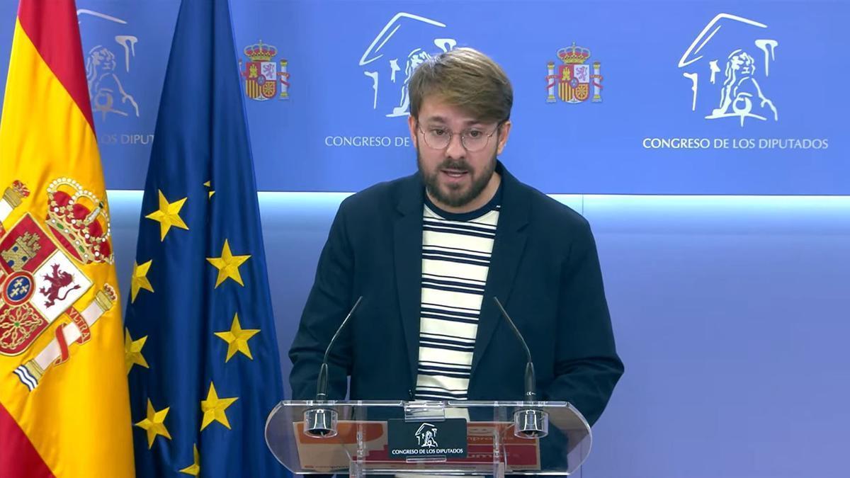 El diputado de Compromís, Alberto Ibáñez, en rueda de prensa en el Congreso de los Diputados.