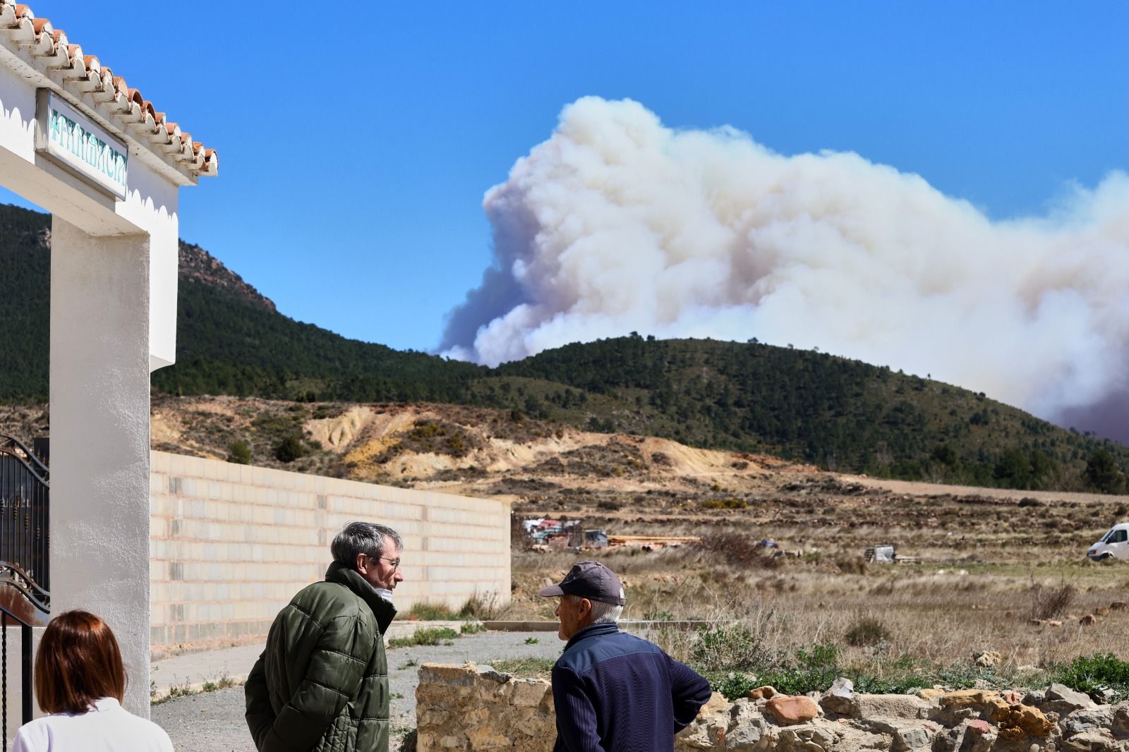 Los vecinos de Pina de Montealgrao observan el incendio con preocupación