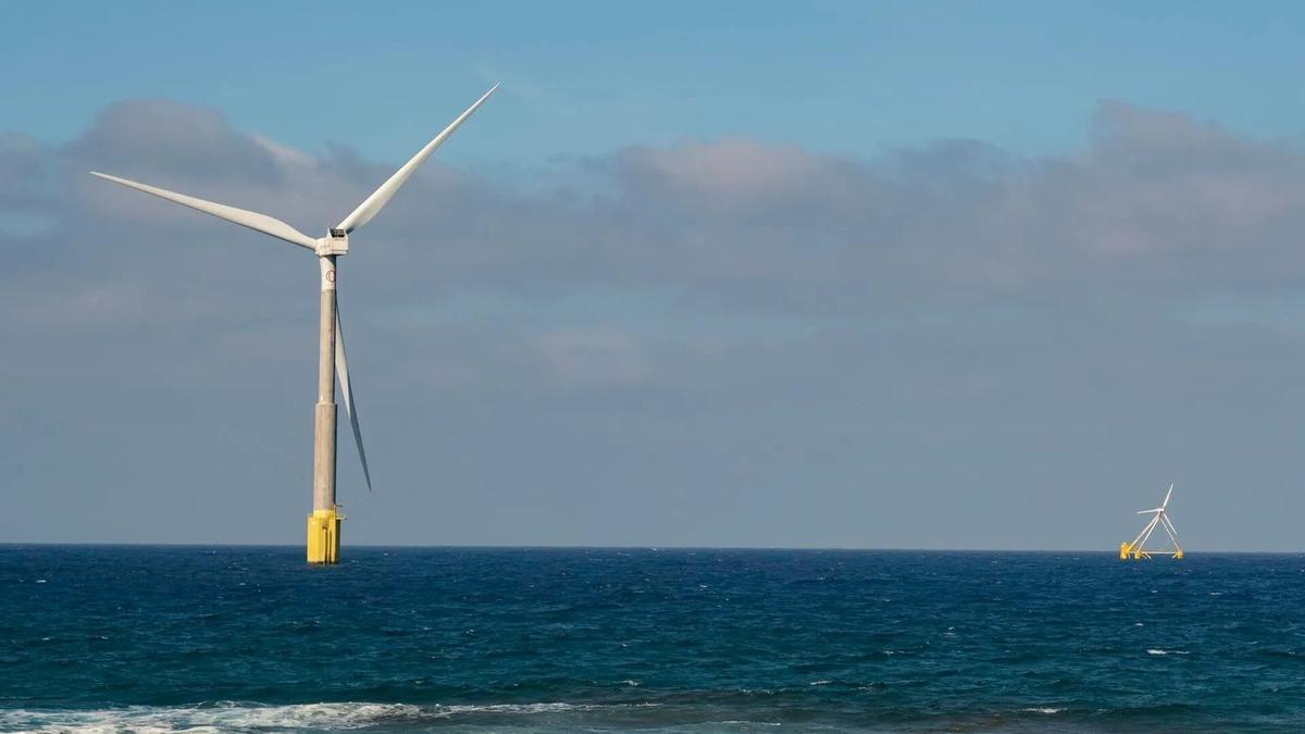 Imagen de archivo de un molino de energía eólica marina.