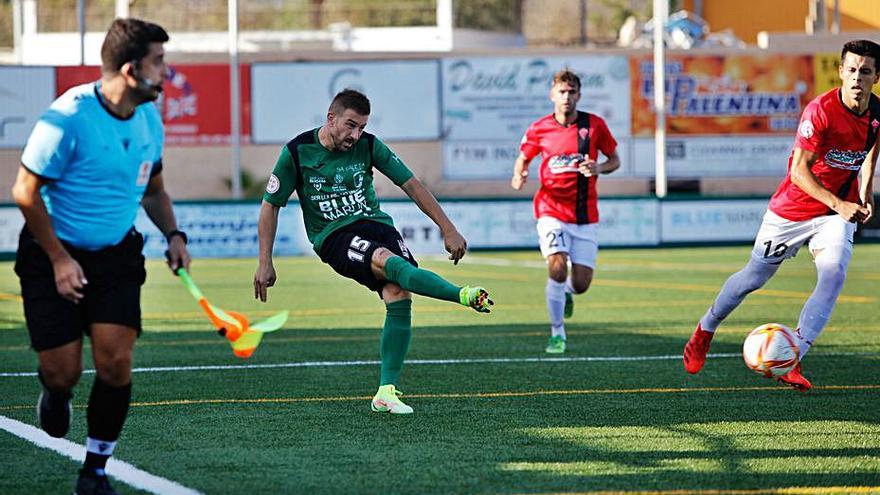 Moreno, jugador del Sant Jordi, en una acción de juego.  | VICENT MARÍ