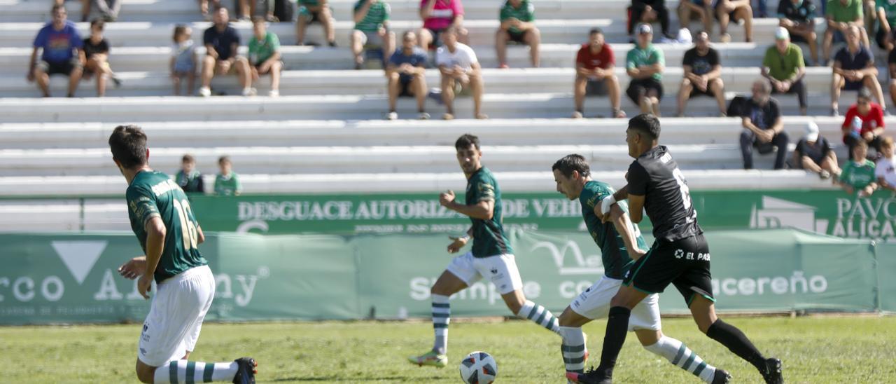 Acción del partido entre el Cacereño y el Atlético Paso.