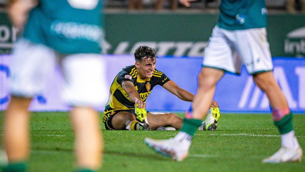 Alejandro Francés se lamenta en el suelo durante el partido disputado el pasado lunes en tierras gallegas ante el Racing de Ferrol.