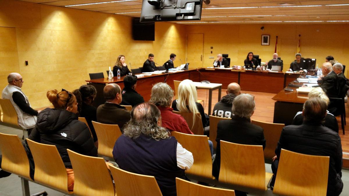 L'Audiència de Girona jutja dotze acusats d'integrar un grup criminal dedicat al "cobrament fraudulent" de xecs en bancs