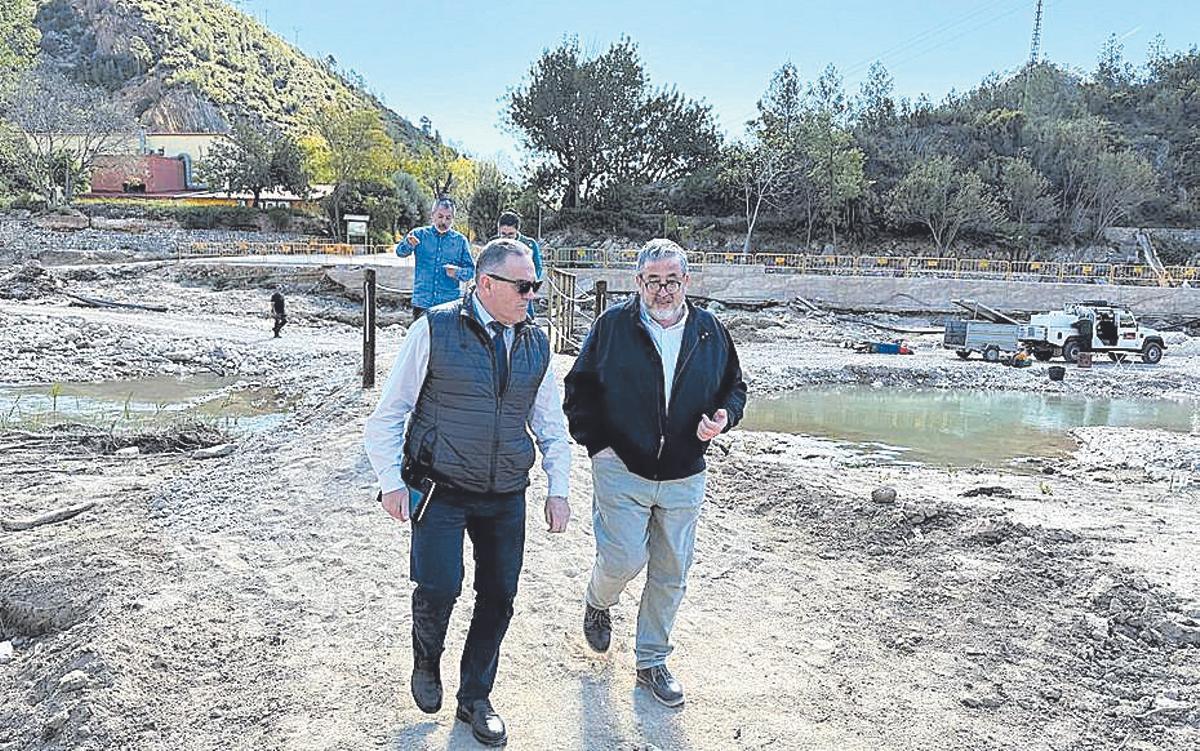 Gan Pampols con el alcalde de Sot de Chera, Tomás Cervera, este jueves.