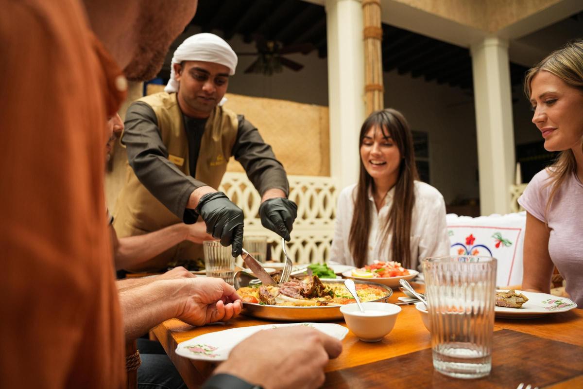 Sumergiéndose en la rica herencia cultural de Dubái con una comida tradicional en Al Khayma Heritage, donde los sabores auténticos narran la historia de la región