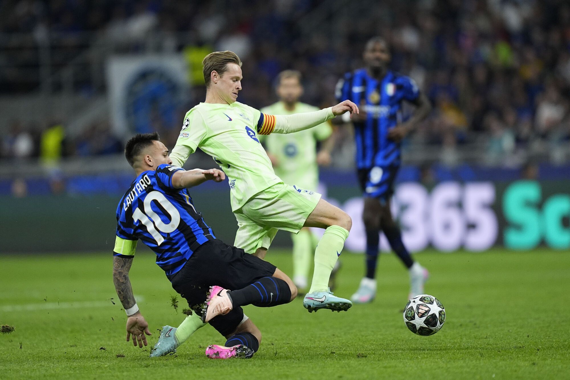 Frenkie de Jong of FC Barcelona and Lautaro Martinez of Inter in action during the UEFA Champions League 2024/25 Semi Final First Leg match between FC Internazionale Milano and FC Barcelona at Giuseppe Meazza Stadium on May 06, 2025 in Milan, Italy. AFP7 06/05/2025 ONLY FOR USE IN SPAIN. Dennis Agyeman / AFP7 / Europa Press;2025;SOCCER;SPAIN;SPORT;ZSOCCER;ZSPORT;FC Internazionale Milano v FC Barcelona - UEFA Champions League 2024/25 Semi Final Second Leg;