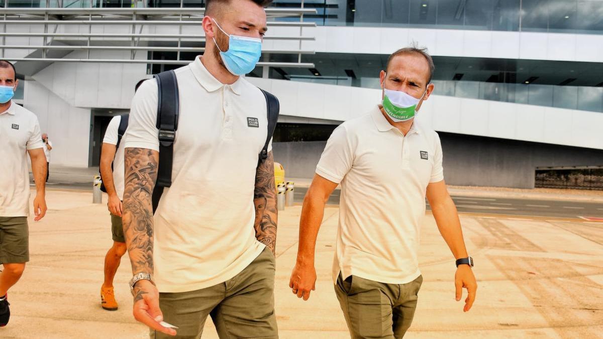 Josan y Nino, en el aeropuerto de Murcia este domingo.