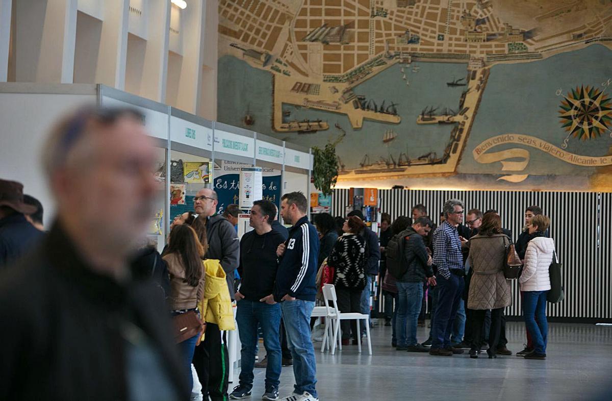Imagen de la Feria del Libro de 2019, celebrada en la antigua estación de autobuses de Séneca.