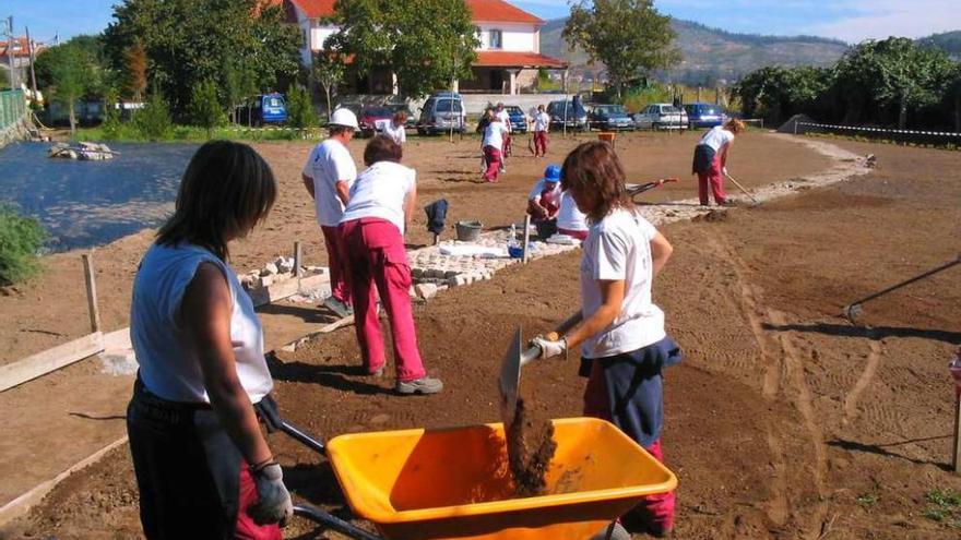 Participantes en un taller de empleo sobre jardinería realizado en el Pazo de Pousadouro, en Reboreda.