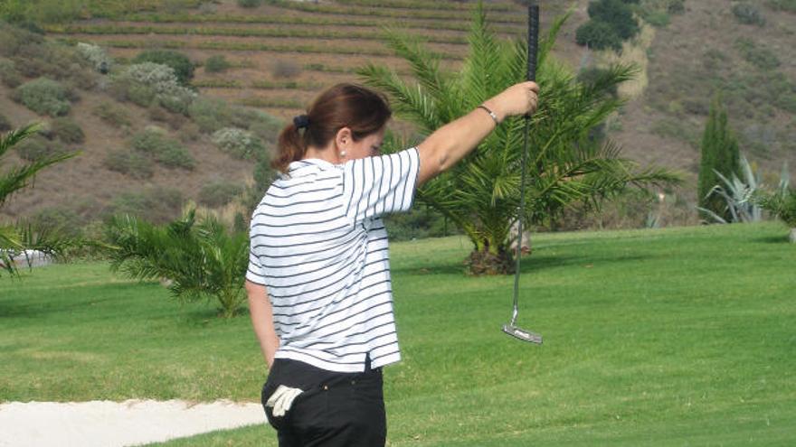 María Castillo, vencedora en féminas, estudia un putt.