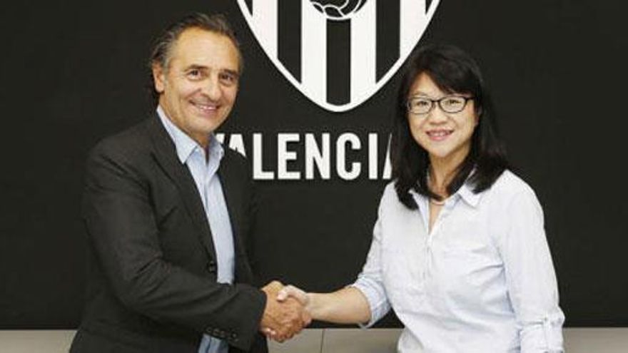 Cesare Prandelli sella su acuerdo de fichaje por el Valencia.