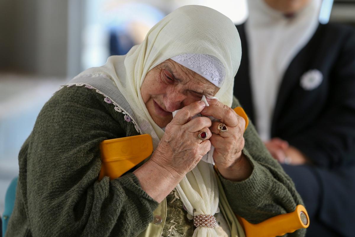 Una mujer musulmana espera la ratificación de la sentencia contra Ratko Mladic en el Centro del Memorial del Genocidio en Srebrenica-Potocari, en Bosnia Herzegovina.