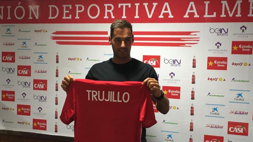 Trujillo sí siente los colores en su regreso al Almería