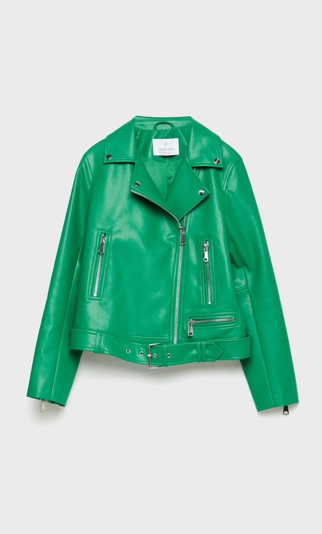 La biker verde Stradivarius es solo el principio, esta primavera volverás a tu chupa de cuero