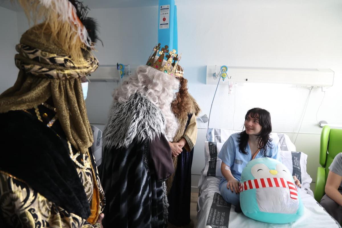 Los Reyes Magos también alegran a los adolescentes en los hospitales