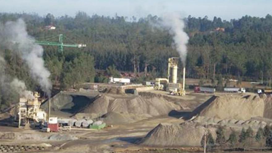 Cantera de áridos que se está explotando en la mina de Touro.